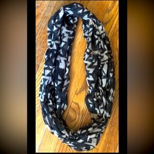 Stylish Geometric Print Infinity Scarf